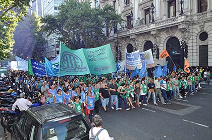 La CTA, la Multisectorial y la Coordinadora Sindical Clasista marcharon a Plaza de Mayo