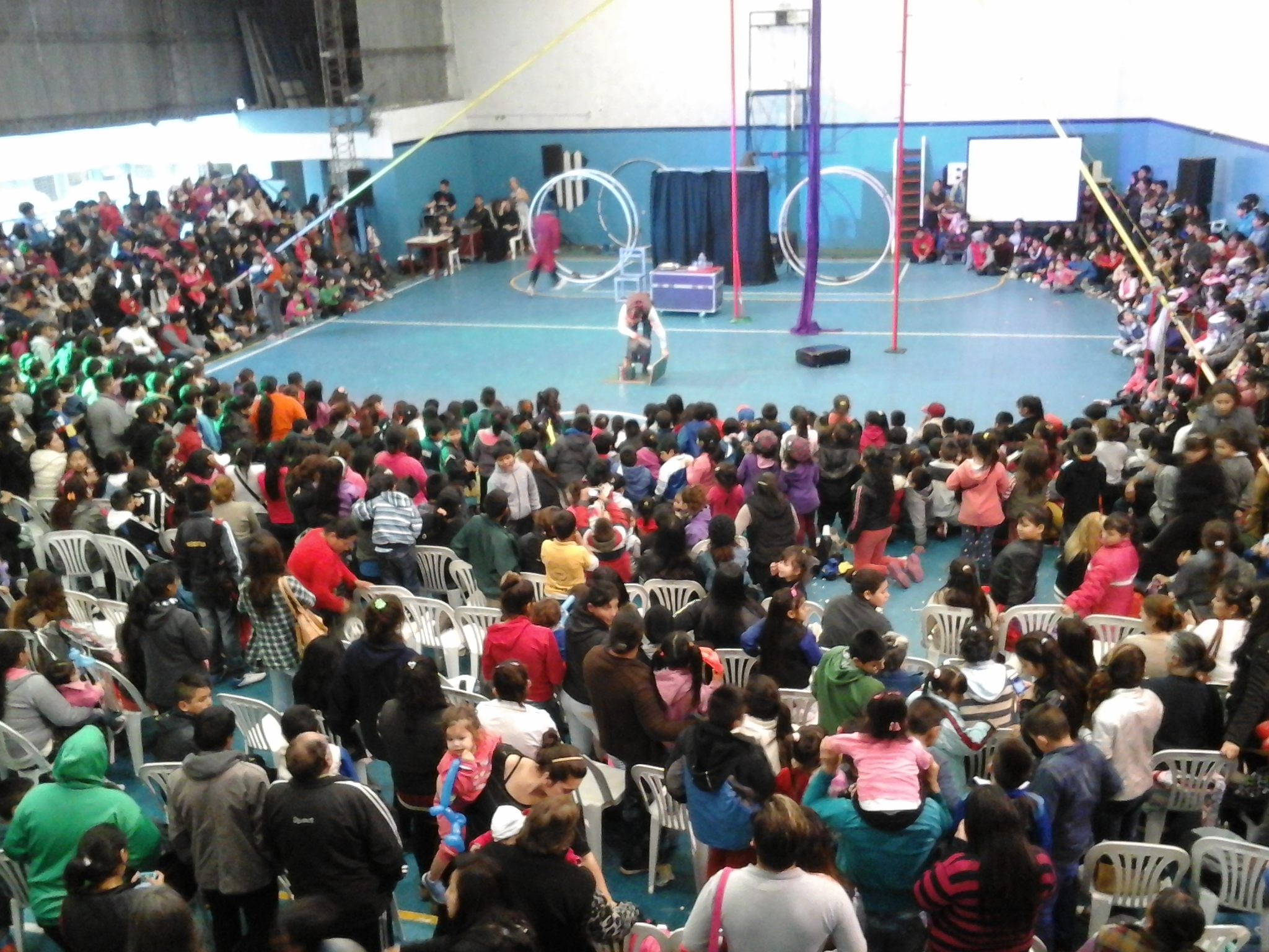 Mil chicos y chicas disfrutaron del espectáculo organizado por compañeros/as de la Salvador Herrera