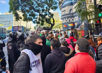 A pesar del desmedido operativo policial, la CTA se hizo oír frente la Casa de Misiones