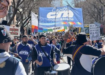 Multitudinaria movilización de la CTAA Capital hacia el Ministerio de Hacienda de la Ciudad