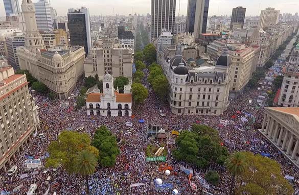 Multitudinaria movilización a la Plaza de Mayo en defensa de la educación pública
