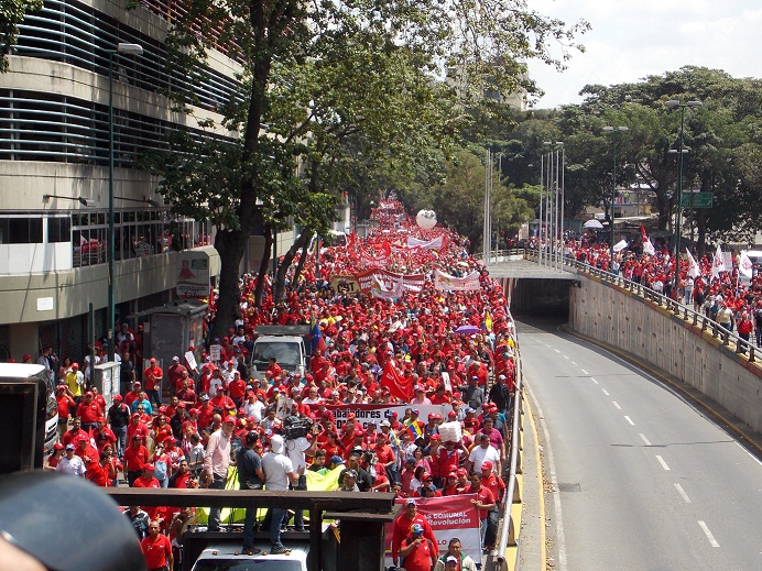 La marea roja de la alegría y la marcha blanca del temor