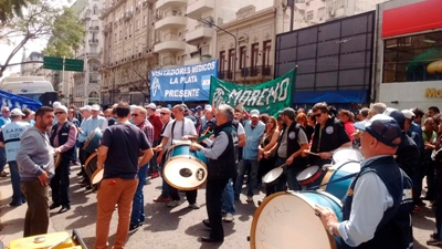 Masiva movilización de AAPM al Ministerio de Trabajo