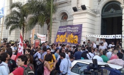 Universidad de Buenos Aires: Masivo acto contra cesantía del Secretario General de la AGD-Económicas