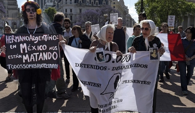 Madres de Plaza de Mayo marcharon por los desaparecidos mexicanos